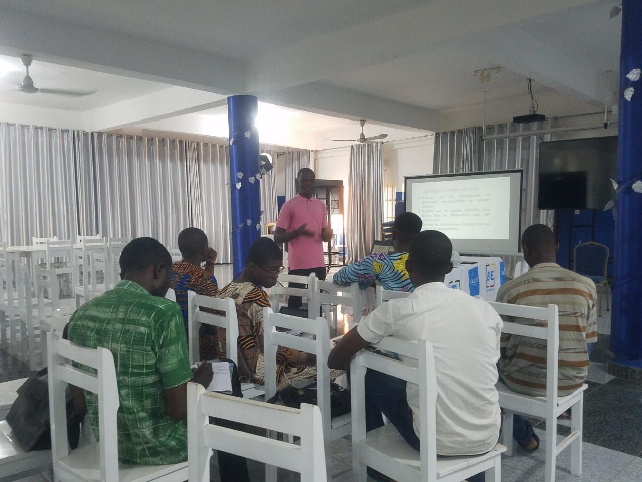 Des participants suivent une présentation projetée lors d’un atelier à la bibliothèque Bénin Excellence.