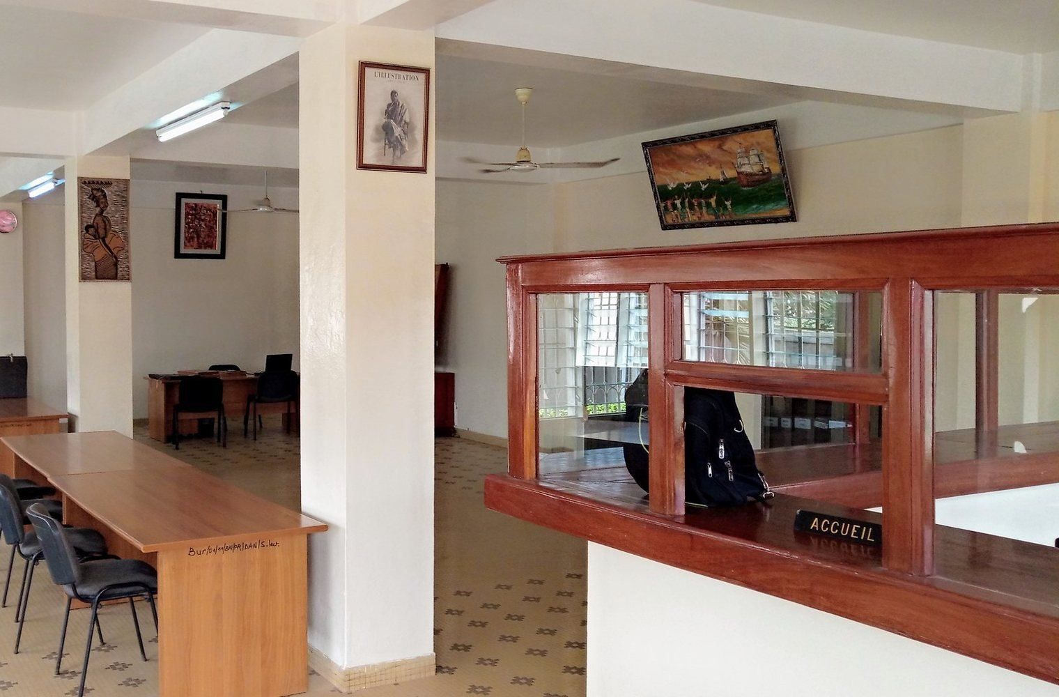 La salle de recherche et de lecture des Archives nationales du Bénin, avec ses tables de travail et son guichet d’accueil.