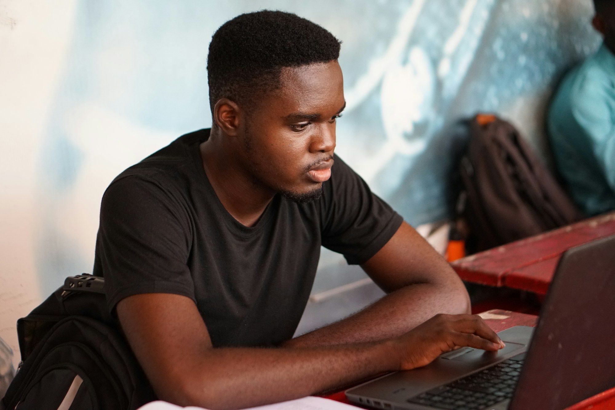 Un étudiant travaille sur un ordinateur portable.