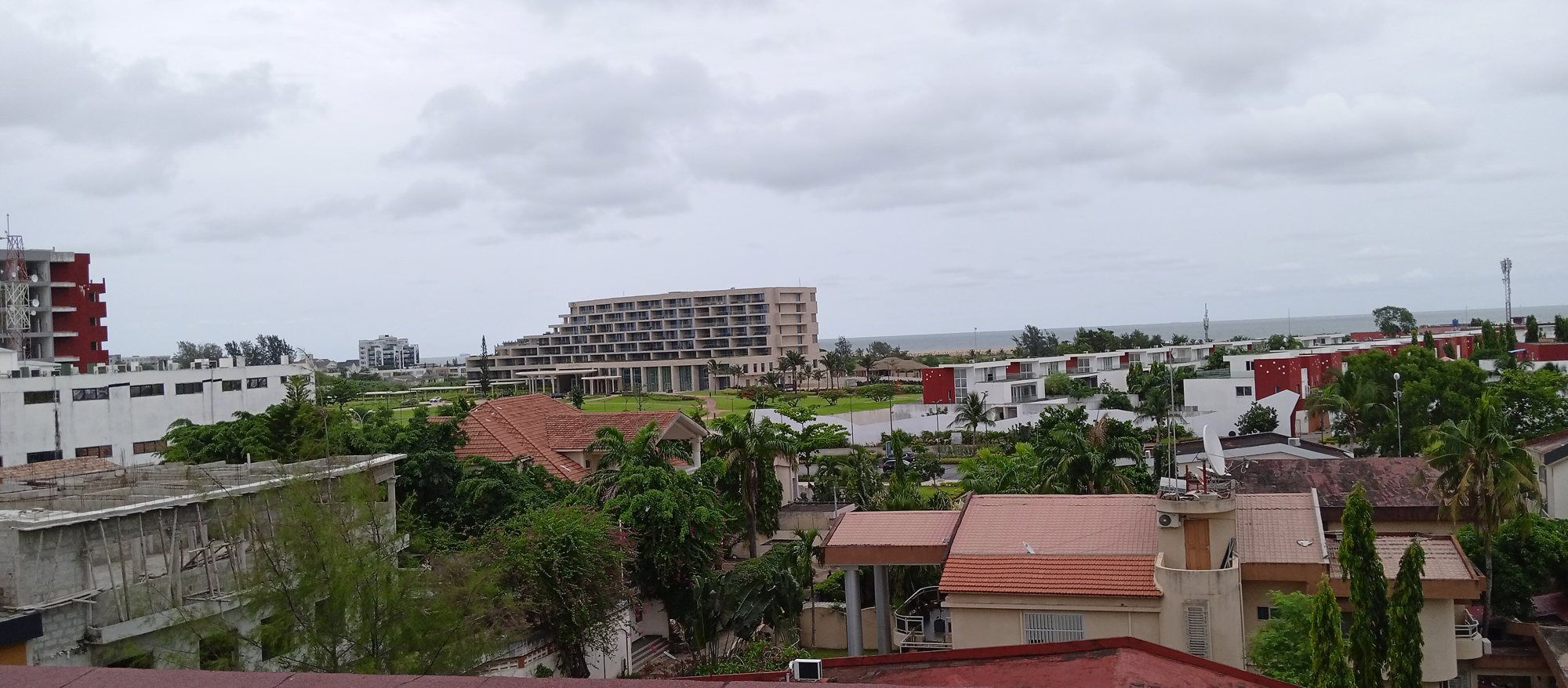 Vue panoramique du quartier de Cadjéhoun, à Cotonou.