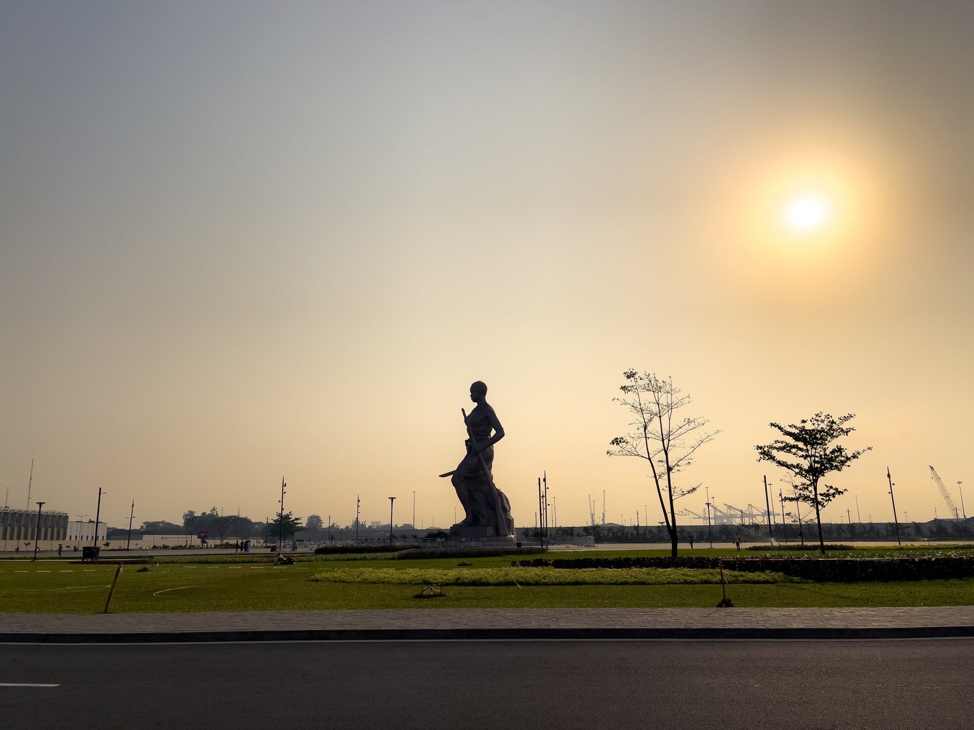 Lever de soleil sur l’esplanade de l’Amazone, à Cotonou.