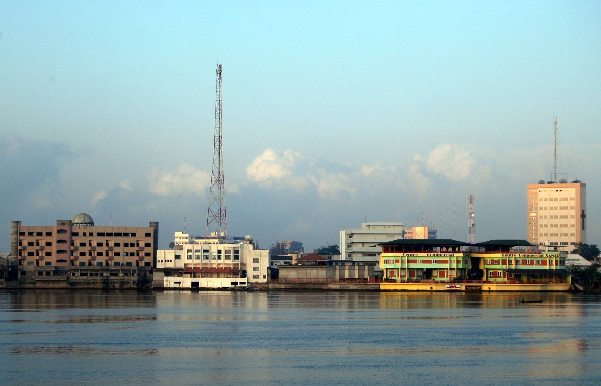Le front de lagune de Cotonou, ses immeubles et ses antennes.
