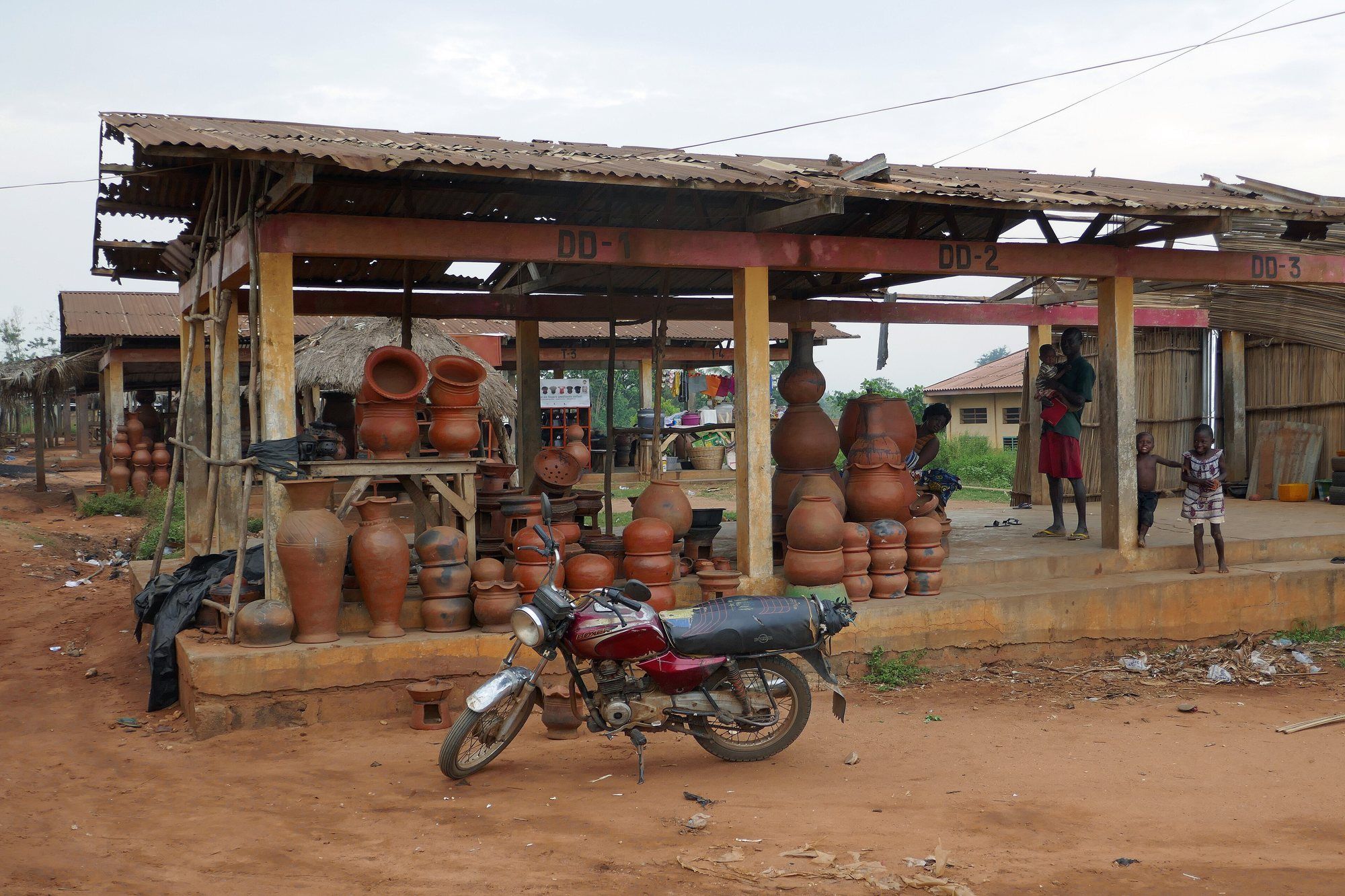 Un étal de poteries en terre cuite de Sè, au bord d’une route, au Bénin.
